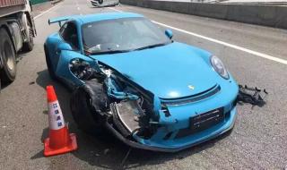 少年开保时捷上高速